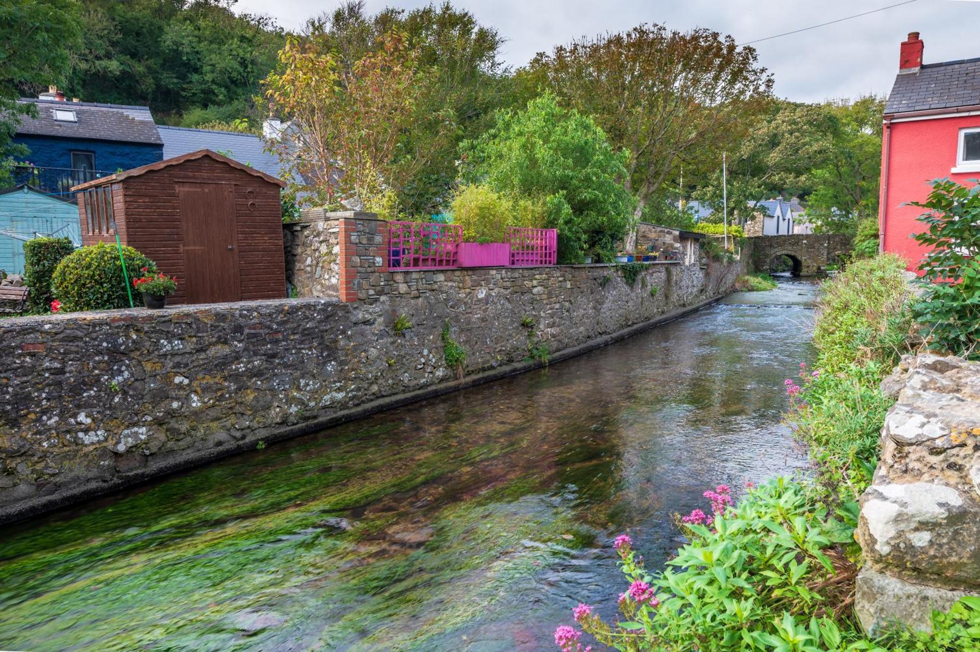 Riverside Bothy In Heart Of Scenic Harbour Village Solva Exterior foto